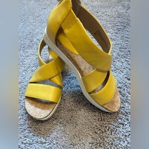 Adrienne Vittadini Yellow Women's Zip Back Sandals Size 8M Comfy and so cute!